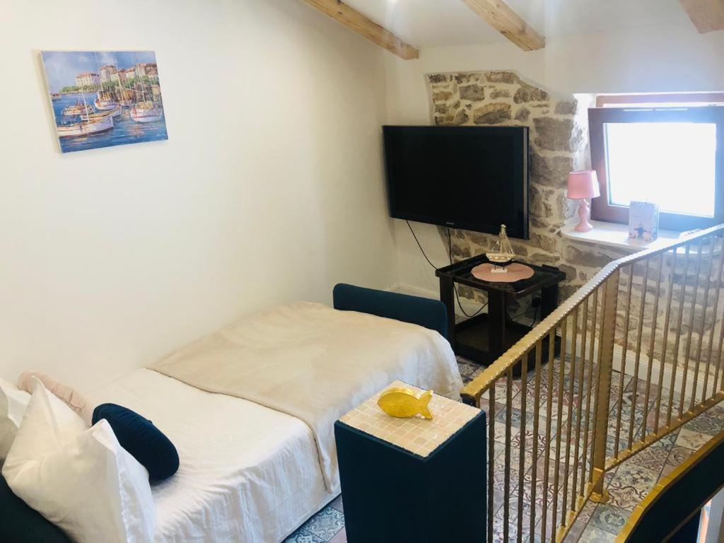 Istrian Stone House In The Heart Of The Beautiful Fishing Village Fazana - Only Few Steps From The Sea And The Wonderful Beach - Incl Plasma-Quad-Plus-Filter Against C O V I D Zewnętrze zdjęcie